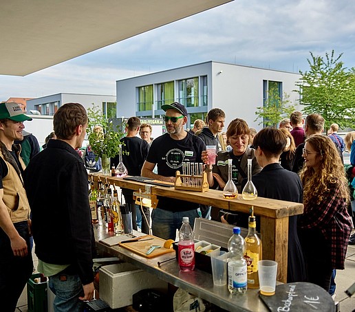Studierende, Alumni und Mitarbeiter beim Get-Together