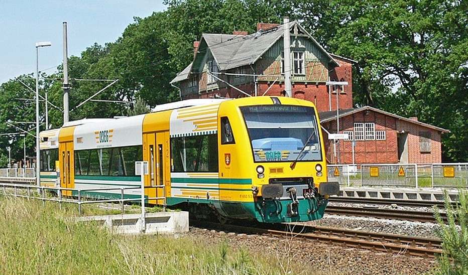 ODEG-Zug auf ländlichem Bahnhof