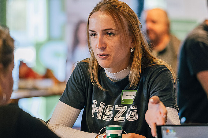 Mitarbeiterin am Messestand