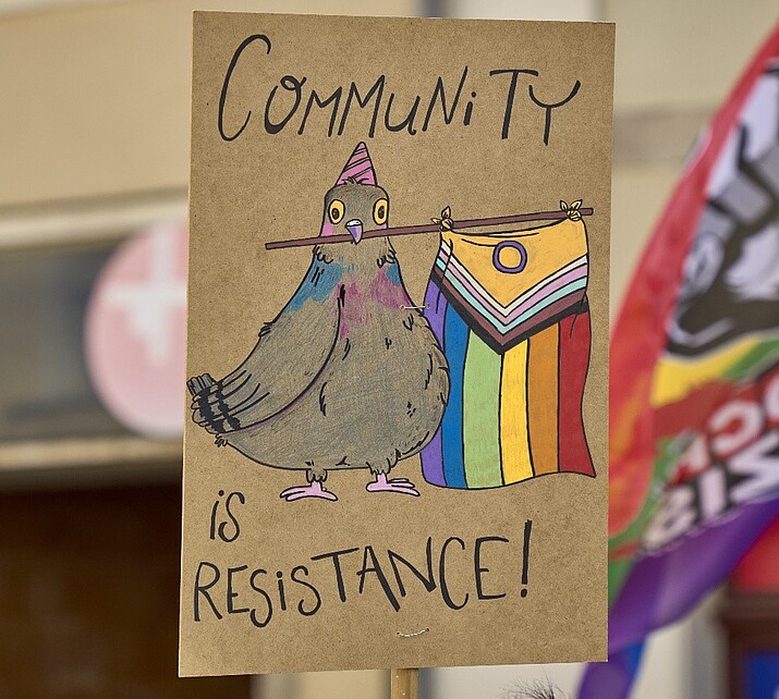 Karte mit Taube und Regenbogenfahne "Community is Resistence"
