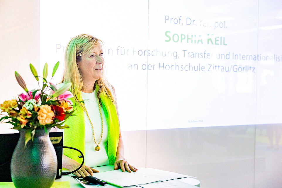 Vertreterinnen und Vertreter aus Hochschule, DLR und Gesellschaft von Freunden des DLR eröffneten die Preisverleihung und würdigten das Engagement der teilnehmenden Schülerinnen und Schüler.