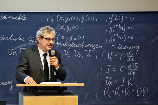 Der Rektor – Magnifizenz Prof. Dr. phil. Friedrich Albrecht – überbringt das Grußwort der Hochschulleitung, Foto: Carla Schmidt, Zittau