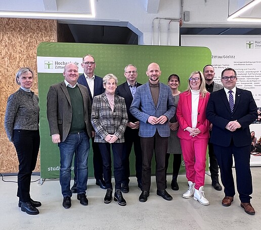 ertreterinnen und Vertreter der Hochschule Zittau/Görlitz und des Landkreises Görlitz bei der Unterzeichnung des Kooperationsvertrags in Zittau.