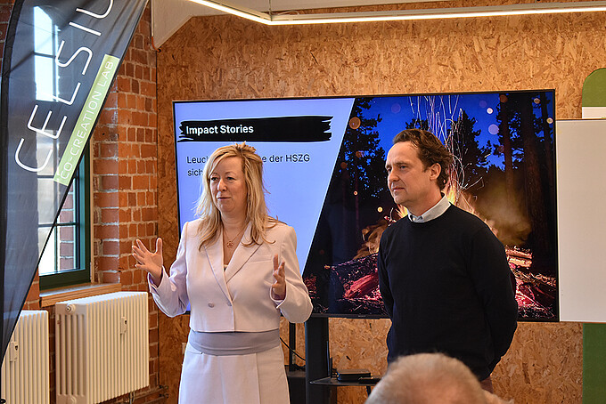 Prorektorin und Herr Ganß referieren vor den Teilnehmenden.