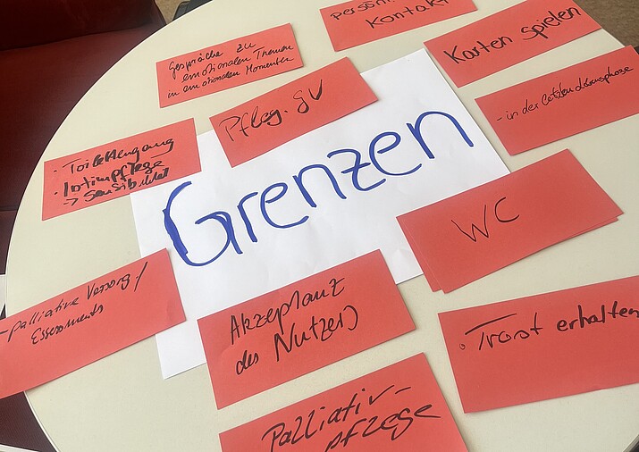 [Translate to Englisch:] Beschriebene Moderationskarten liegen auf einem Tisch 