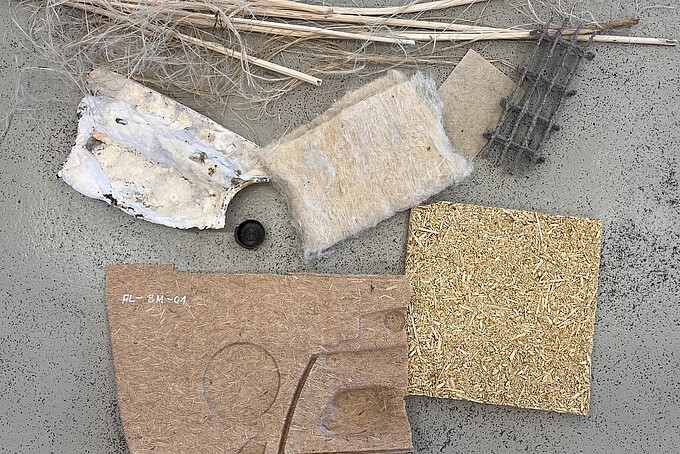 Beispielprodukte aus Naturfasern, darunter Vliesmatten, Bauplatten und ein Bewehrungskorb