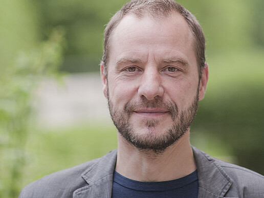 Prof. Kollmorgen lächelt in die Kamera.
