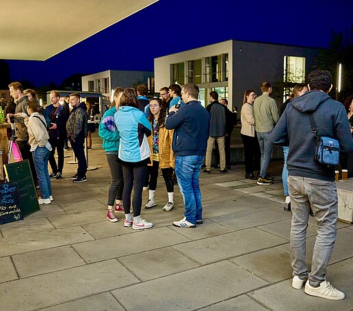 Studierende, Alumni und Mitarbeiter beim Get-Together