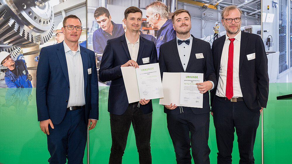 Christian Vogel, Manuel Isensee, Marcel Kupke und Daniel Fiß stehen bei der Preisverleihung nebeneinander; Manuel Isensee und Marcel Kupke halten ihre Urkunden in den Händen.