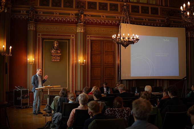 Prof. Kollmorgen spricht am Rednerpult zum Publikum.