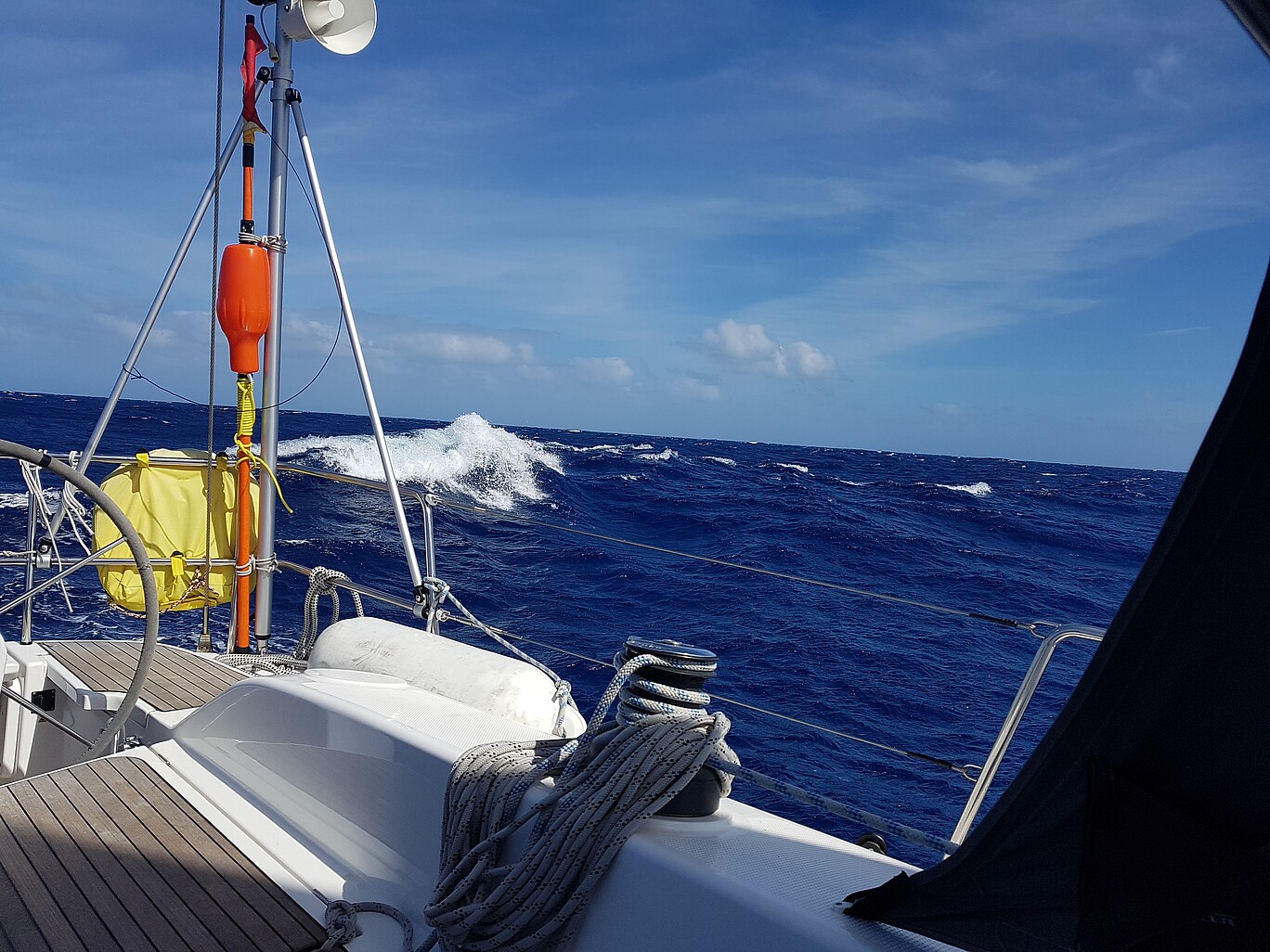 Blick vom Segelboot aufs stürmische Meer