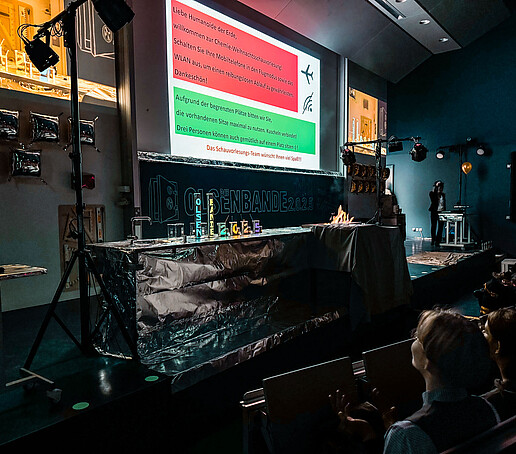 Im Hörsaal leuchten Experimente.