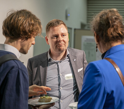 Gäste unterhalten sich.