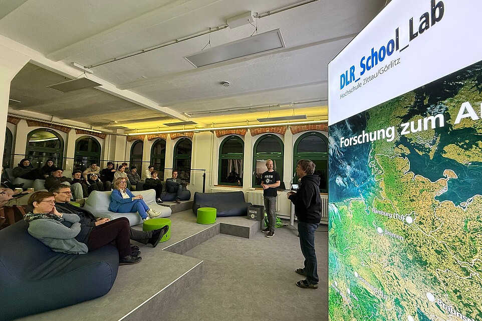 Dr. Fester spricht im Seminarbereich des School Labs vor Schülerinnen und Schülern.