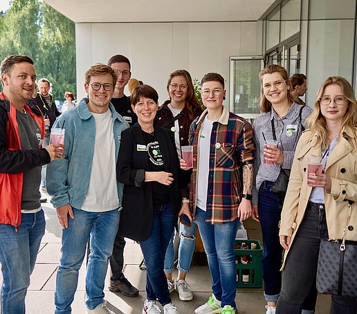 Studierende, Alumni und Mitarbeiter beim Get-Together 