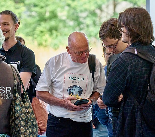 Studierende, Alumni und Mitarbeiter beim Get-Together