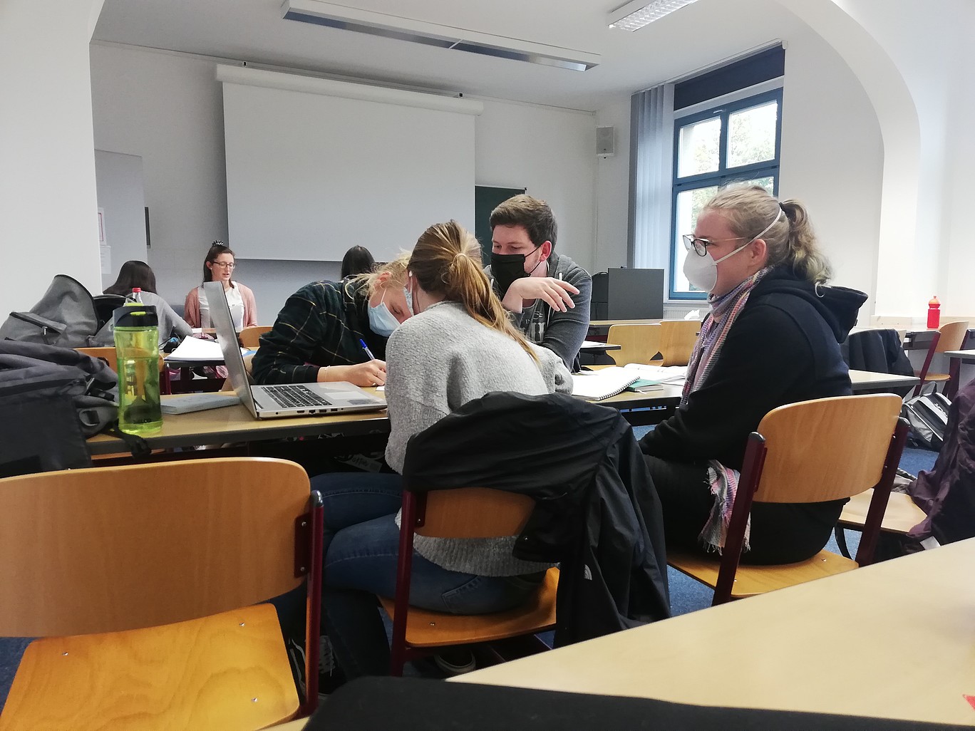 Bild von Studierenden bei der Gruppenarbeit für das Planspiel