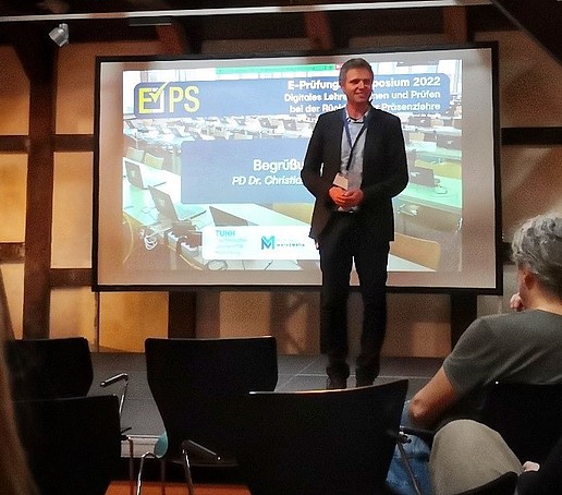 Eröffnung des diesjährigen E-Prüfungs-Symposiums (ePS) durch PD Dr. Christian Seifert (TU Hamburg).