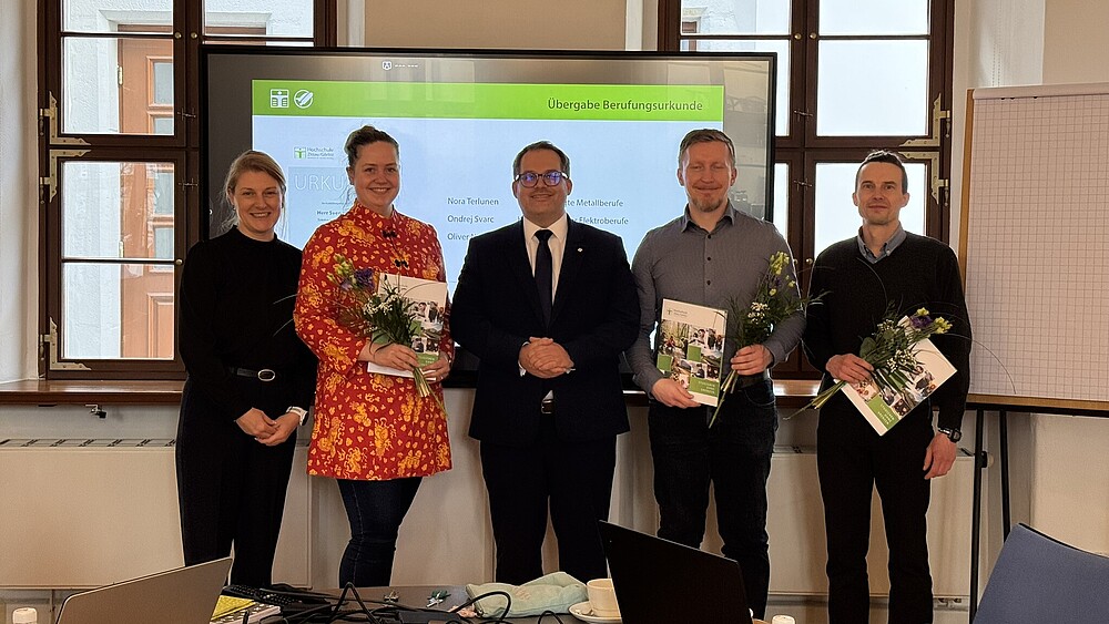 Kristin Groß, der Rektor und die drei neuen Mitglieder des Beirates stehen nebeneinander zum Gruppenbild.