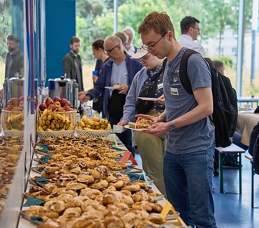 Ein Foto des Kaffee und Kuchenbuffets mit Personen