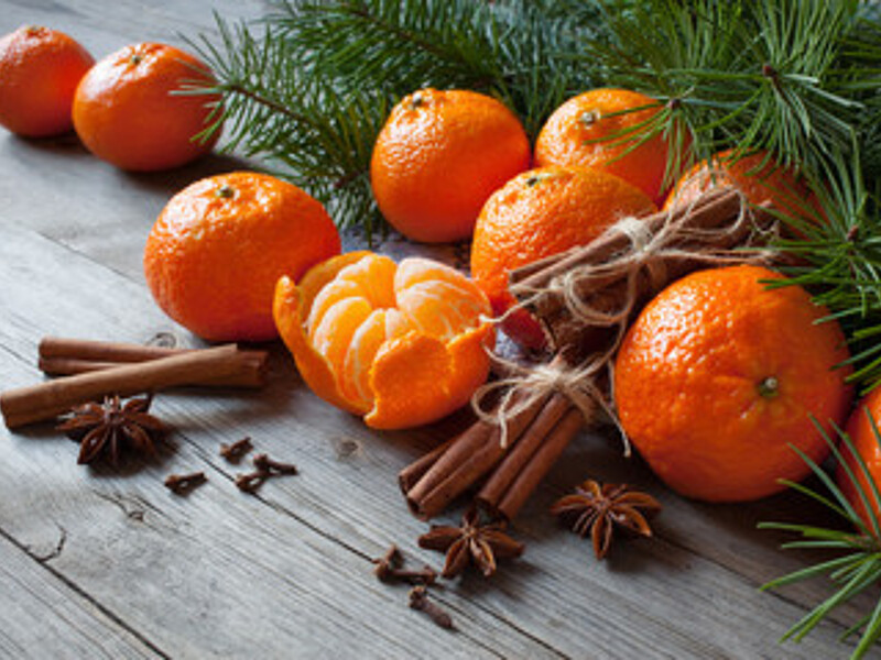 Mandarinen weihnachtlich dekoriert