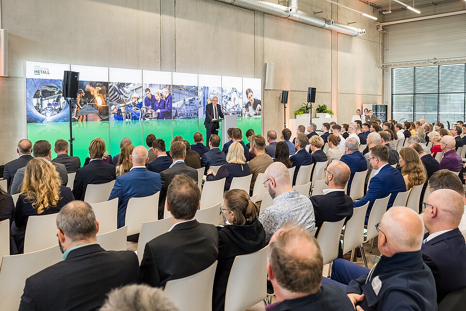 Dr. Jörg Brückner spricht vor zahlreichen Gästen am Rednerpult im BMW Talent Campus.