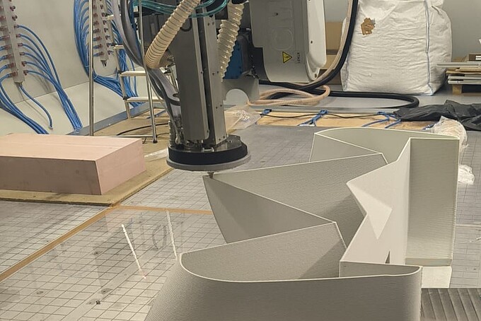 Ein 3D-Drucker druckt ein weißes Bauteil.