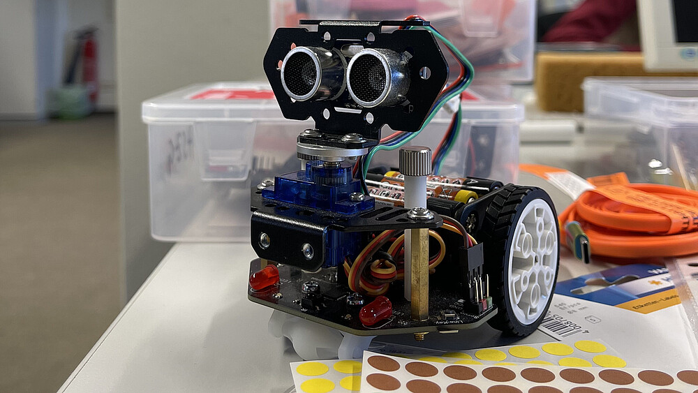 Ein Calliope mini 3-Roboter steht auf einem Tisch.