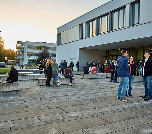 Studierende, Alumni und Mitarbeiter beim Get-Together