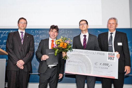 Prof. Dr. techn. Stefan Kornhuber und Dipl.-Ing. (FH) Thomas Steiner (HIGHVOLT Prüftechnik Dresden GmbH) bei der Verleihung des HIGHVOLT-PREISES an unseren Absolventen Dipl.-Ing. (FH) Benjamin Küchler,  Foto: Carla Schmidt, Zittau