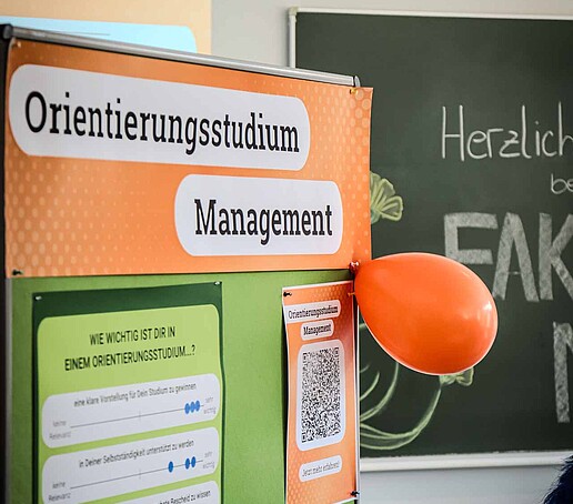 Eine Informationstafel zum Orientierungsstudium steht im Seminarraum.