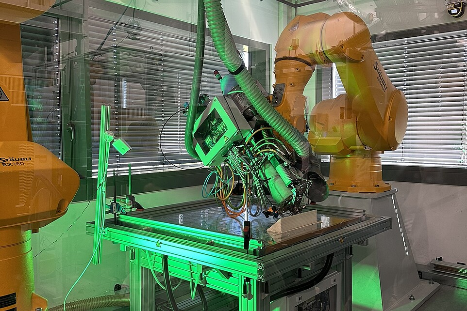 Großmaschine im Technikum, die grün angestrahlt wird.
