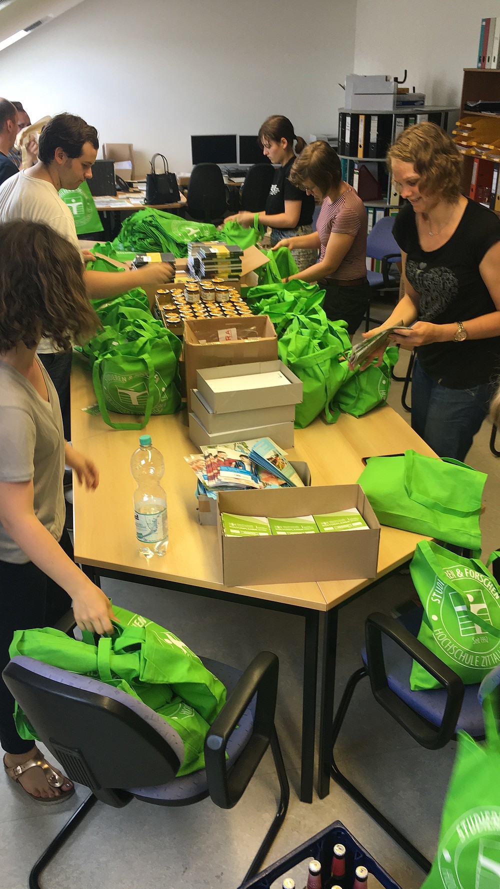 Taschenpacken im Stura-Büro
