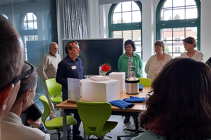 Dr. Fester zeigt einer Gruppe Lehrender das School Lab.