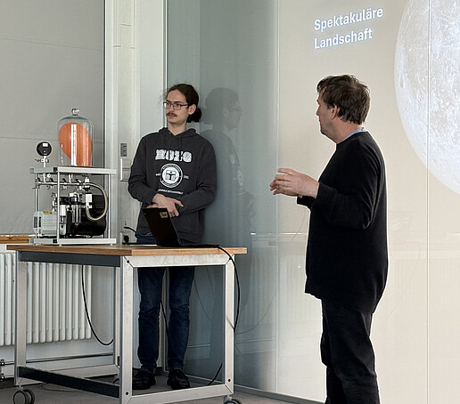 Zwei Mitarbeitende des School Labs halten einen Vortrag.