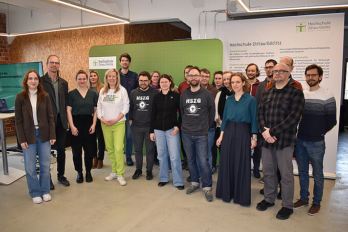 Die Workshop-Teilnehmenden stehen zum Gruppenbild nebeneinander im Celsiuz.
